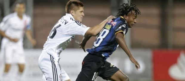 Orejuela (camisa azul e preta) deve ser oficialmente anunciado pelo Flu nessa semana (Foto: Arquivo) Orejuela (camisa azul e preta) deve ser oficialmente anunciado pelo Flu nessa semana (Foto: Arquivo)