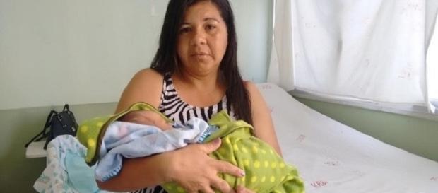 Patrícia não sabia que estava grávida e levou o maior susto quando bebê nasceu Patrícia não sabia que estava grávida e levou o maior susto quando bebê nasceu