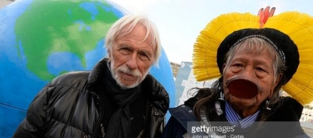 Pierre Richard et Raoni Mektutire. Copyright : Getty Images Pierre Richard et Raoni Mektutire. Copyright : Getty Images