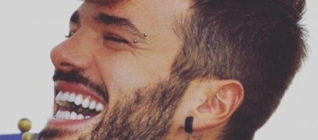Claudio Sona, il primo tronista gay di Uomini e Donne. Claudio Sona, il primo tronista gay di Uomini e Donne.