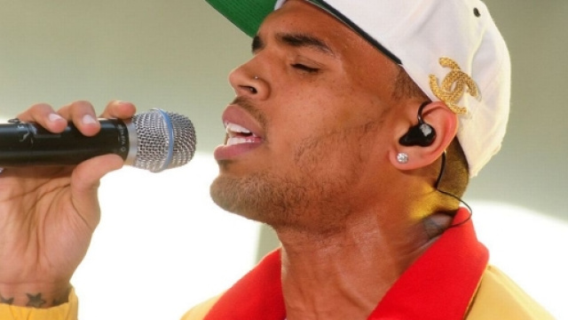 Chris Brown arrestato per aggressione dopo aver puntato la pistola a una donna