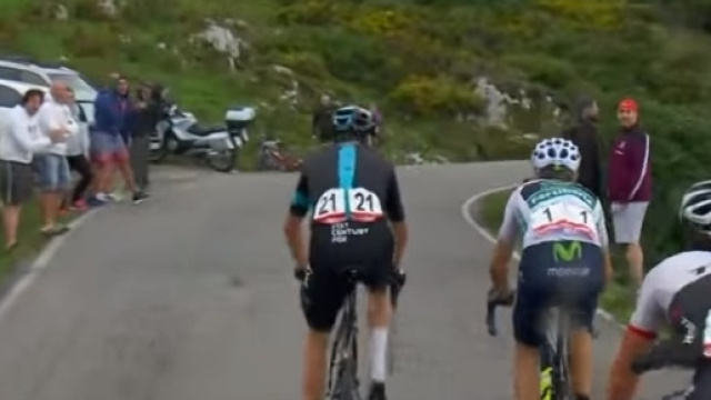 Chris Froome sorpassa Valverde sulla salita di Lagos de Covadonga