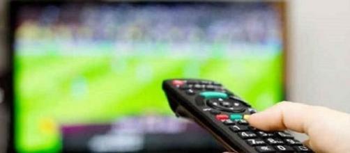 Prezzo abbonamenti Sky e Mediaset Premium pacchetti calcio-sport.