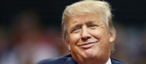 Donald Trump in una delle sue caratteristiche espressioni durante un comizio