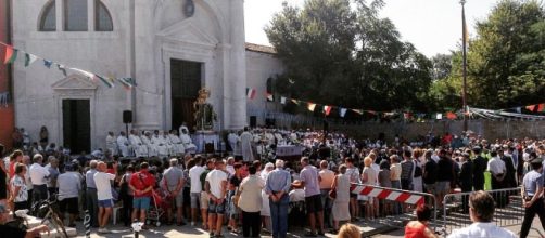 Fedeli riuniti di fronte al Santuario della Madonna dell'Apparizione a Pellestrina