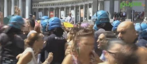 Ultime notizie scuola, giovedì 4 agosto: tensione tra docenti e Polizia, foto video Pupia TV