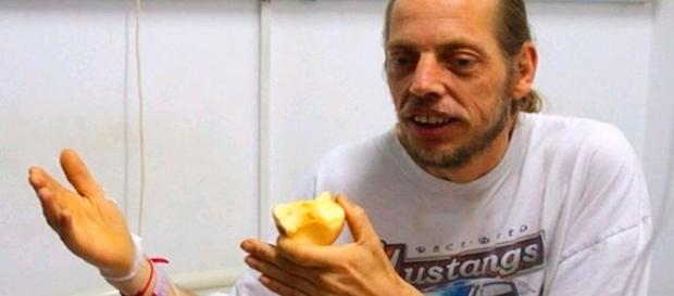 Alex de 41 años queda hospitalizado tras esperar 10 días a un mujer que nunca llego a la cita. Alex de 41 años queda hospitalizado tras esperar 10 días a un mujer que nunca llego a la cita.