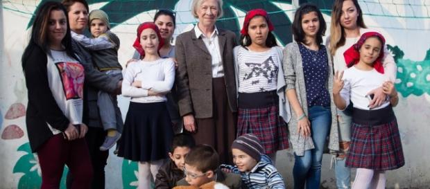 Jane Nicholson alături de câțiva dintre copiii ajutați de Fundația Fără Jane Nicholson alături de câțiva dintre copiii ajutați de Fundația Fără