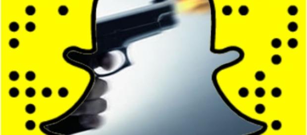 Mulher atira na própria mão, ao usar o Snapchat Mulher atira na própria mão, ao usar o Snapchat