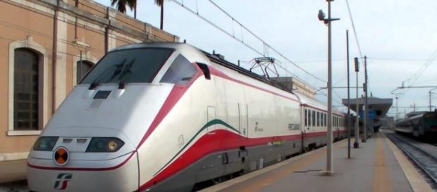 Un treno Frecciabianca in servizio sulla linea adriatica. Un treno Frecciabianca in servizio sulla linea adriatica.