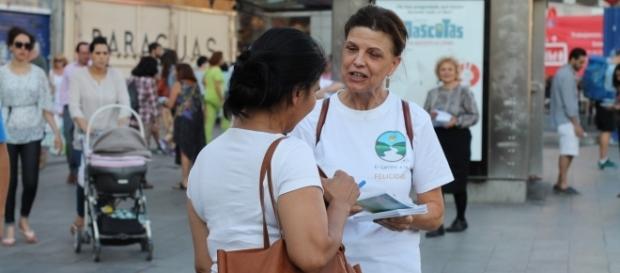Voluntaria en la Puerta del Sol en el Día de la Amistad. Voluntaria en la Puerta del Sol en el Día de la Amistad.