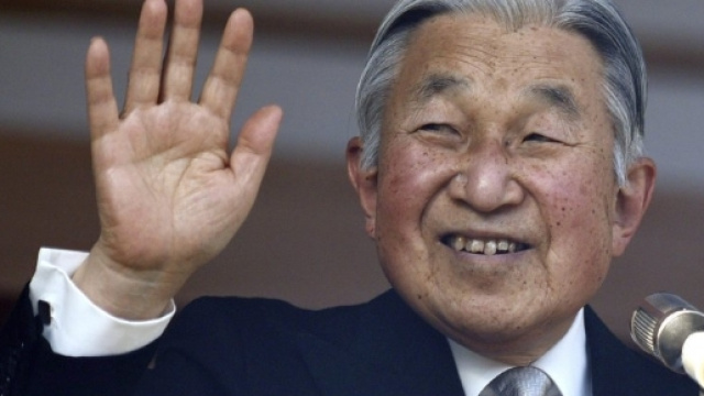 L'imperatore del Giappone in una delle sue rarissime uscite pubbliche