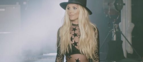#BritneySpears pubblica 'Make Me': scoppia la polemica sull'auto-censura. #BlastingNews