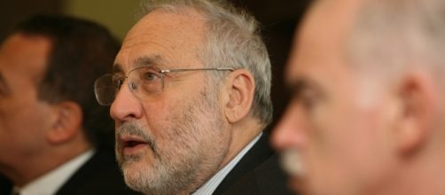 Joseph Stiglitz ha lasciato la commissione che indaga sui Panama Papers denunciando la mancanza di trasparenza al suo interno (PASOK/Flickr).