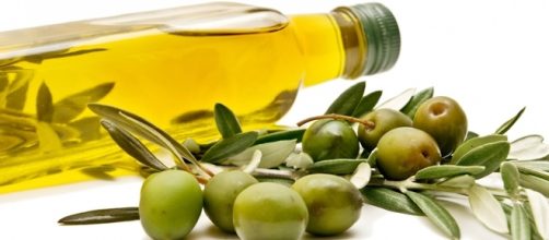 Olio extravergine d'oliva, erbe e spezie per mantenersi in salute