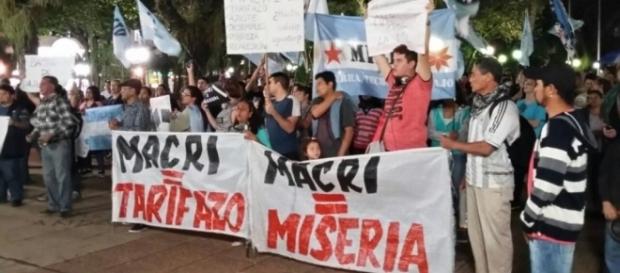 Consignas muy duras contra Macri, otros carteles indicaban “Si no hay pan para el pobre no habrá paz para el rico" Consignas muy duras contra Macri, otros carteles indicaban “Si no hay pan para el pobre no habrá paz para el rico"