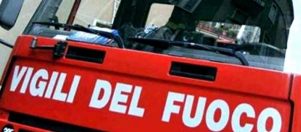 Per spegnere l'incendio sono state impiegate quattro squadre di vigili del fuoco. Per spegnere l'incendio sono state impiegate quattro squadre di vigili del fuoco.