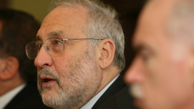 Joseph Stiglitz ha lasciato la commissione che indaga sui Panama Papers denunciando la mancanza di trasparenza al suo interno (PASOK/Flickr).