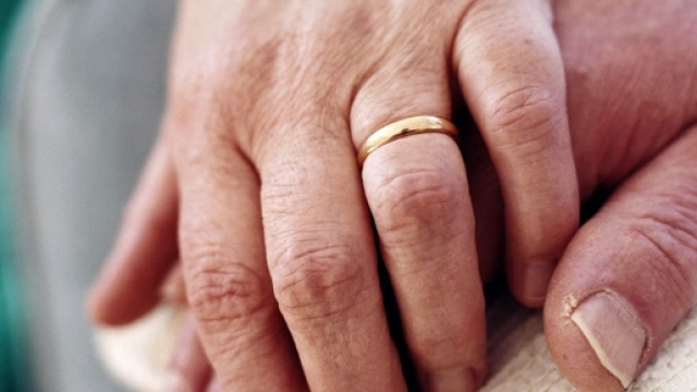 Lava e nutre marito morto per due mesi, credeva fosse vivo