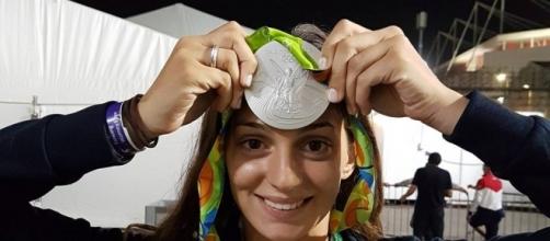 Rossella mostra con orgoglio la medaglia d'argento