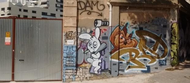 Muro de fábrica de principios del XX con graffiti Muro de fábrica de principios del XX con graffiti