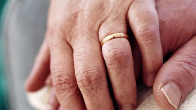 Brescia, donna anziana viveva con il marito morto da 2 mesi alimentandolo