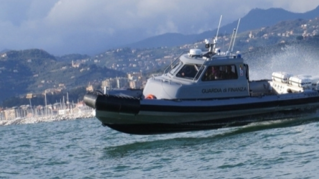 Guardia Costiera salva gattino in mare