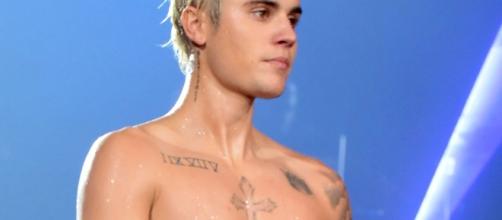 Justin Bieber has a proud tweeting father after nude photos show up online. Photo Blasting News Library - Mirror Online - mirror.co.uk