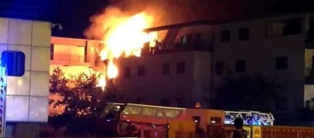 Ciampino, a fuoco una villa, morto l'uomo che voleva appiccare l'incendio. Ciampino, a fuoco una villa, morto l'uomo che voleva appiccare l'incendio.