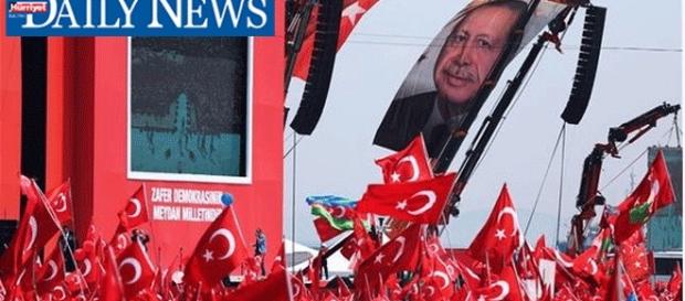Le rassemblement "pour la démocratie et les martyrs" s'est transformé en plébiscite pour Erdogan Le rassemblement "pour la démocratie et les martyrs" s'est transformé en plébiscite pour Erdogan
