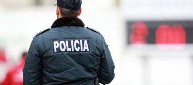 Um polícia é sempre polícia, quer esteja a trabalhar ou não Um polícia é sempre polícia, quer esteja a trabalhar ou não