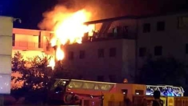 Ciampino, a fuoco una villa, morto l'uomo che voleva appiccare l'incendio.