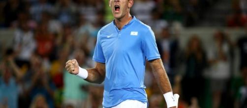 Juan Martín del Potro dio la gran sorpresa al eliminar al serbio Novak Djokovic, número 1 del mundo, en la primera ronda del torneo olímpico