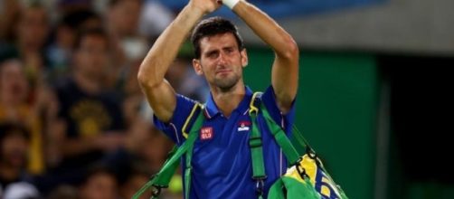 Djokovic saluta in lacrime dopo l'eliminazione al primo turno dal torneo maschile di tennis alle Olimpiadi di Rio.