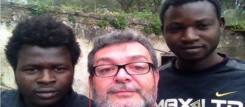 Nino Spirlì con Moussa e Lasi, "che vorrebbero tornare a casa", spiega sul suo blog. (Foto dal blog di Nino Spirlì)