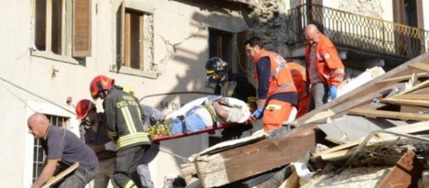 Doi români au salvat nouă victime ale cutremurului din Italia Doi români au salvat nouă victime ale cutremurului din Italia