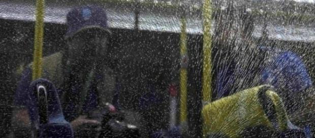Janelas de um ônibus da Rio-2016 foram estilhaçadas por tiros. Janelas de um ônibus da Rio-2016 foram estilhaçadas por tiros.