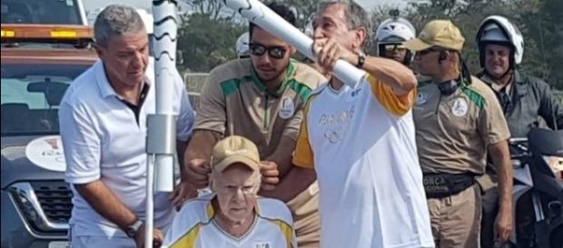 Parreira acende a tocha conduzida por Zagallo Parreira acende a tocha conduzida por Zagallo