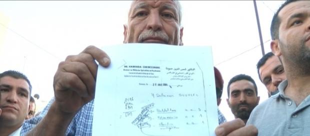 Su padre, Mohamed M. Bouhle. mostrando la evidencia. Su padre, Mohamed M. Bouhle. mostrando la evidencia.