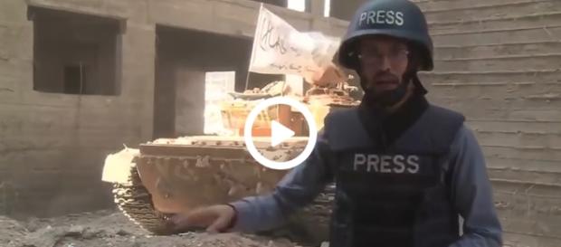 Za plecami reportera telewizji Al Jazeera eksploduje czołg. Za plecami reportera telewizji Al Jazeera eksploduje czołg.