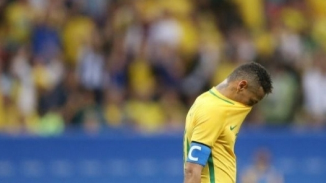 Neymar a capo chino dopo lo 0-0 tra Brasile ed Iraq, simbolo di una selecao incolore