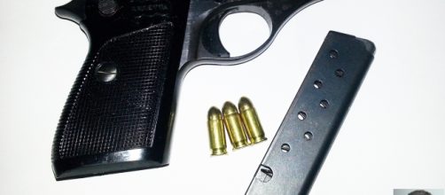 La pistola utilizzata nella sparatoria e nel riquadro in basso a destra Aldo Mantiglia