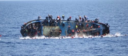 Migranti: le immagini di un naufragio a largo delle coste italiane.