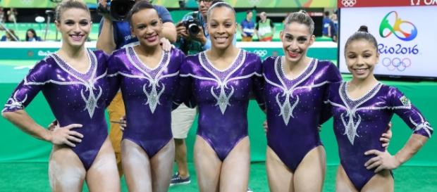 Atletas da seleção feminina de ginástica artística comemoram classificação para a final por equipes. (Foto: Ricardo Bufolin /CBG) Atletas da seleção feminina de ginástica artística comemoram classificação para a final por equipes. (Foto: Ricardo Bufolin /CBG)