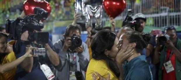 Beijo gay em Olimpíada repercute no mundo todo Beijo gay em Olimpíada repercute no mundo todo