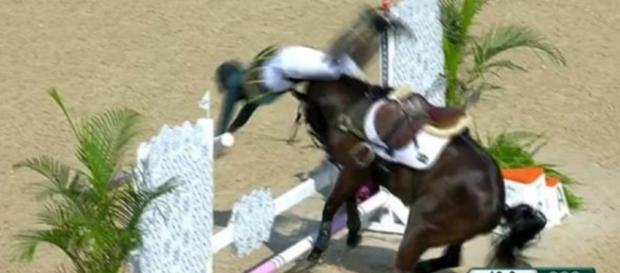 Cavalo joga brasileiro longe na Olimpíada Cavalo joga brasileiro longe na Olimpíada