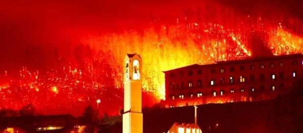 Incêndio está há dois dias a destruir a zona alta do Funchal Incêndio está há dois dias a destruir a zona alta do Funchal