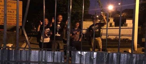 Jovens ficam presos em cemitérios após entrarem para caçar Pokémons Jovens ficam presos em cemitérios após entrarem para caçar Pokémons