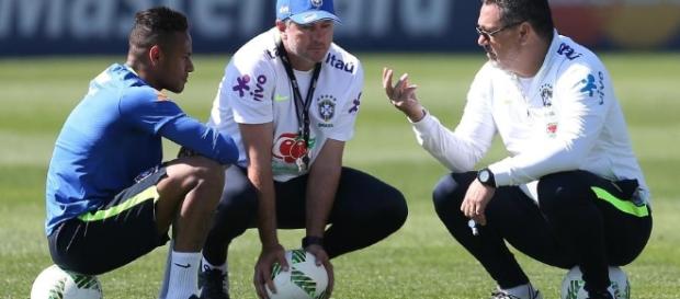 A CBF e a comissão técnica do Brasil estão com dificuldades em enquadrar o atleta Neymar na seleção de futebol do país A CBF e a comissão técnica do Brasil estão com dificuldades em enquadrar o atleta Neymar na seleção de futebol do país