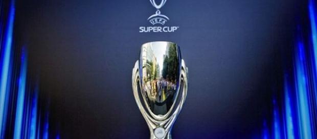 O troféu é disputado anualmente entre o campeão da Champions League e o campeão da Liga Europa O troféu é disputado anualmente entre o campeão da Champions League e o campeão da Liga Europa